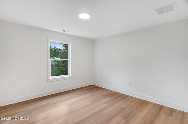 327 Arlington Avenue N, Bayville, NJ 08721