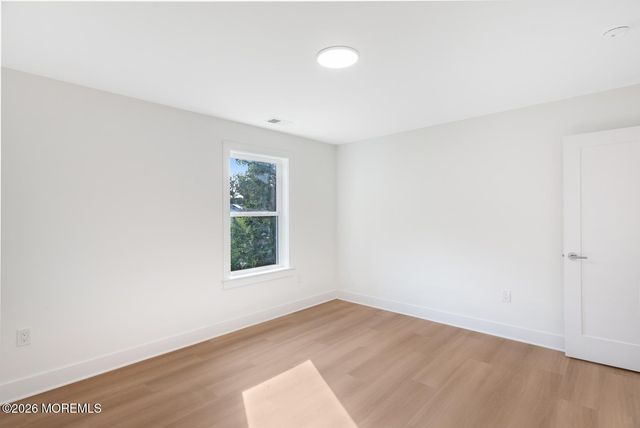 327 Arlington Avenue N, Bayville, NJ 08721