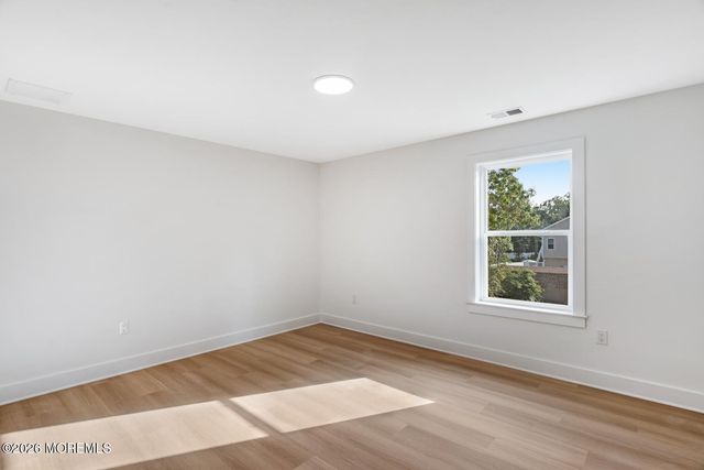 327 Arlington Avenue N, Bayville, NJ 08721