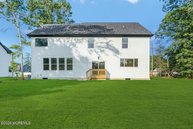 327 Arlington Avenue N, Bayville, NJ 08721