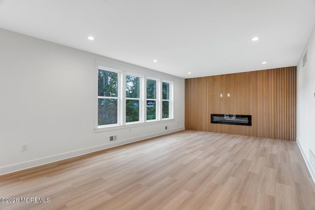 327 Arlington Avenue N, Bayville, NJ 08721