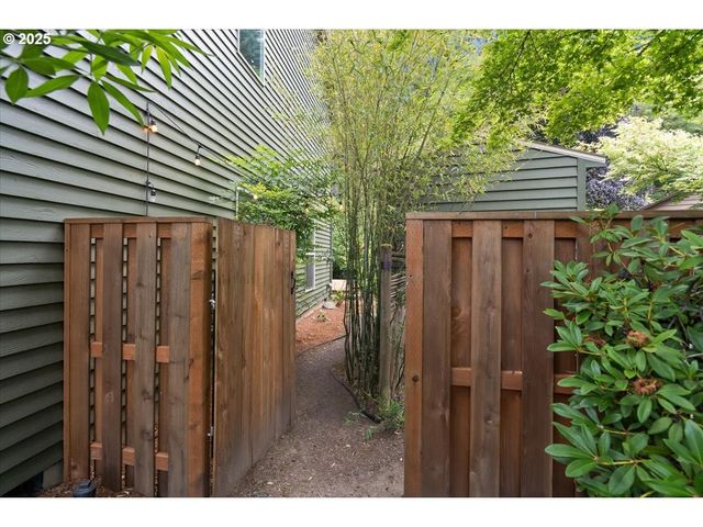 1451 Ne PARKSIDE Dr, Hillsboro, OR 97124