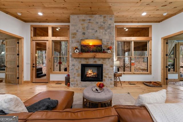 649 Lees Ride, Mccaysville, GA 30555