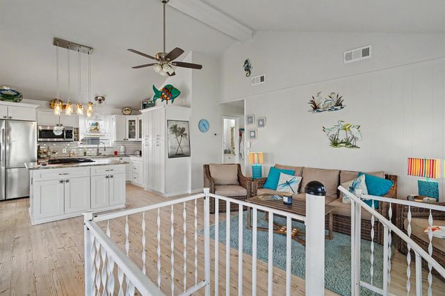 192 Barracuda Street, Bayou Vista, TX 77563