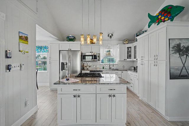 192 Barracuda Street, Bayou Vista, TX 77563