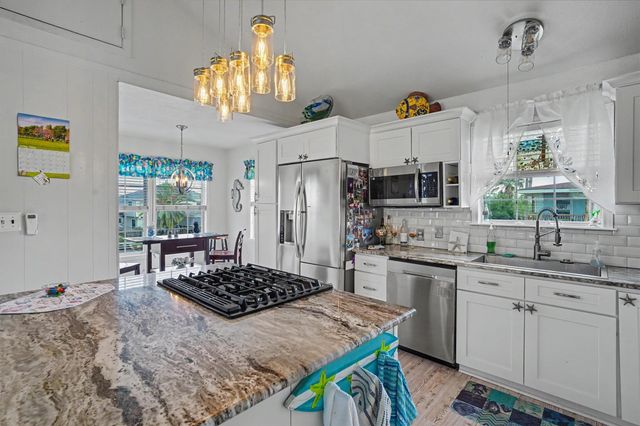 192 Barracuda Street, Bayou Vista, TX 77563