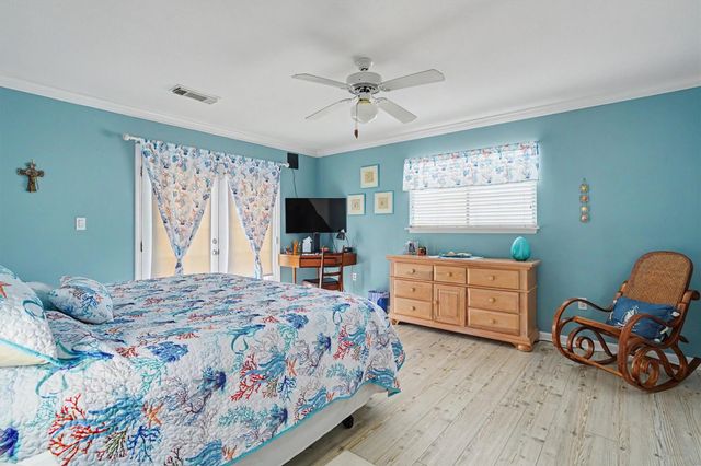 192 Barracuda Street, Bayou Vista, TX 77563