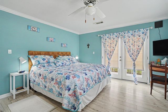 192 Barracuda Street, Bayou Vista, TX 77563