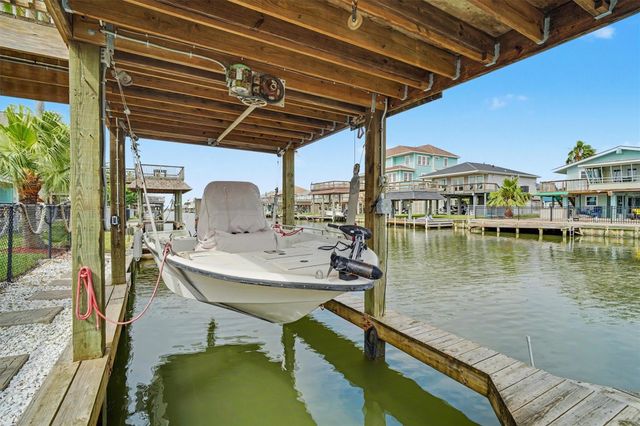 192 Barracuda Street, Bayou Vista, TX 77563