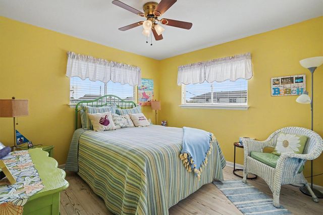 192 Barracuda Street, Bayou Vista, TX 77563