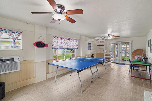 192 Barracuda Street, Bayou Vista, TX 77563