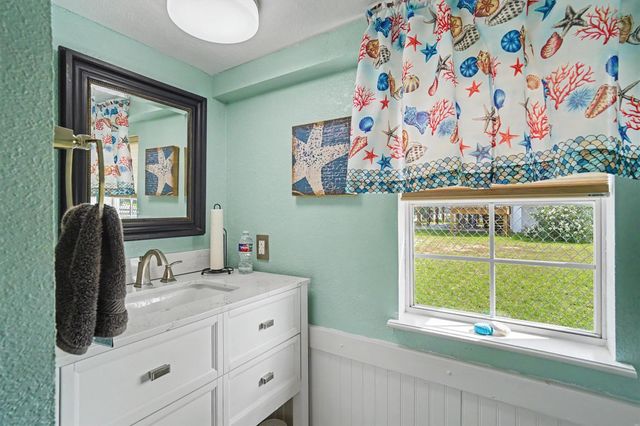 192 Barracuda Street, Bayou Vista, TX 77563