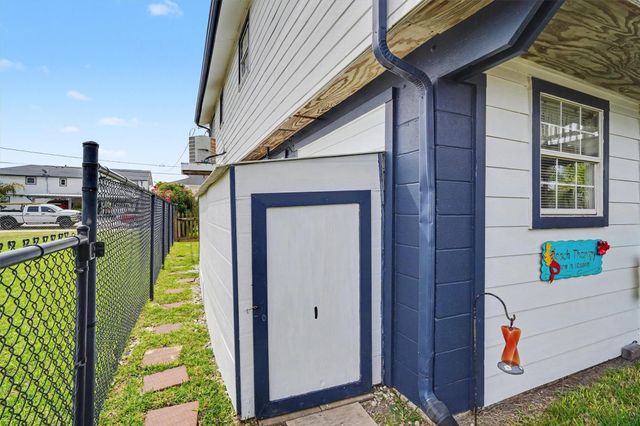 192 Barracuda Street, Bayou Vista, TX 77563