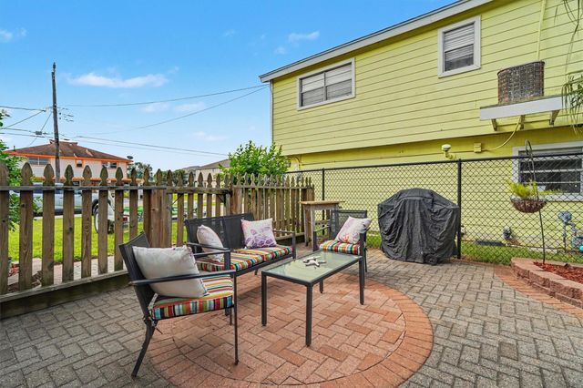 192 Barracuda Street, Bayou Vista, TX 77563
