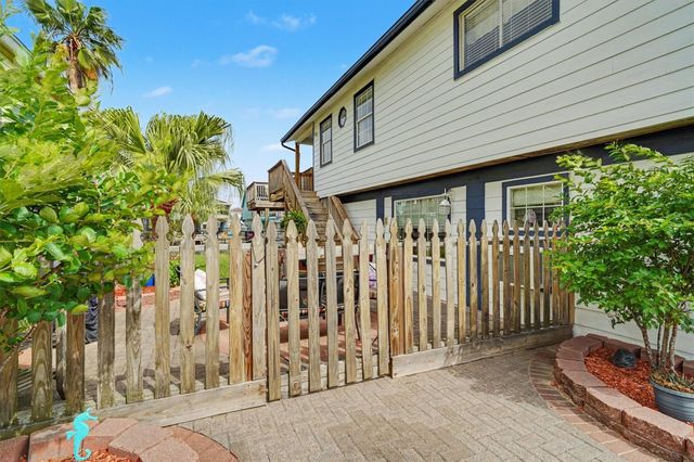 192 Barracuda Street, Bayou Vista, TX 77563