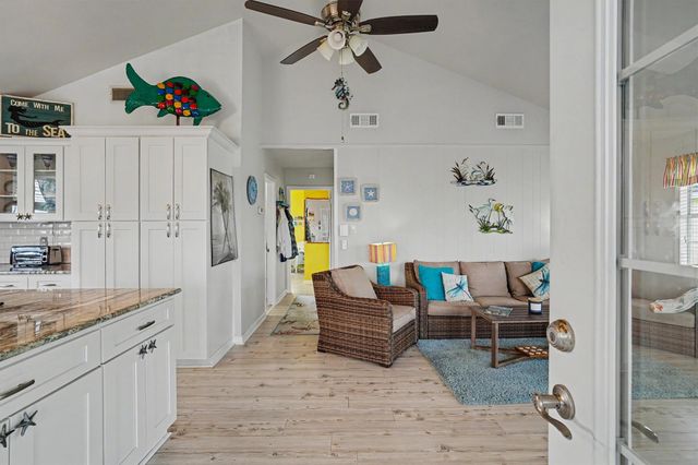 192 Barracuda Street, Bayou Vista, TX 77563