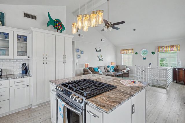 192 Barracuda Street, Bayou Vista, TX 77563