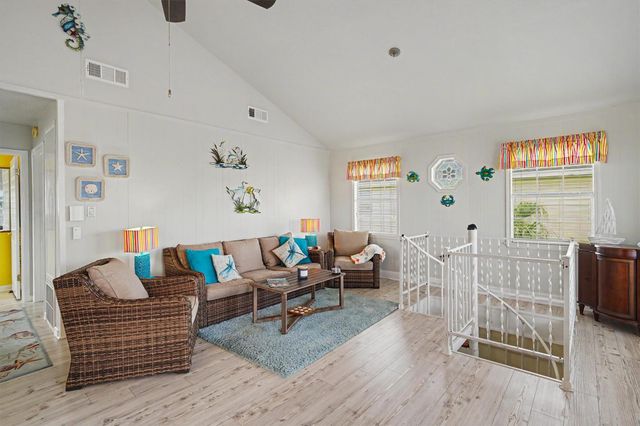192 Barracuda Street, Bayou Vista, TX 77563