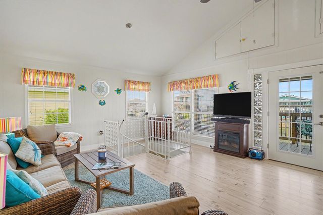 192 Barracuda Street, Bayou Vista, TX 77563