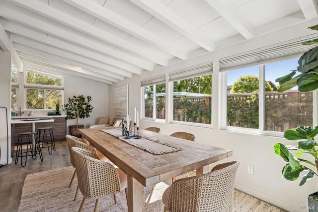 28 Royal Ct, San Rafael, CA 94901