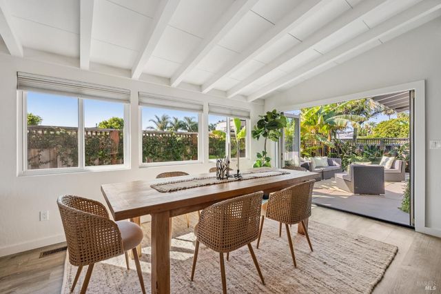 28 Royal Ct, San Rafael, CA 94901