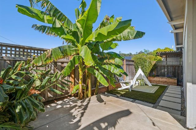 28 Royal Ct, San Rafael, CA 94901