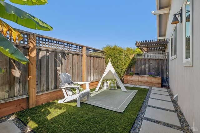 28 Royal Ct, San Rafael, CA 94901