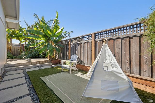 28 Royal Ct, San Rafael, CA 94901