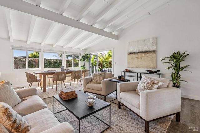 28 Royal Ct, San Rafael, CA 94901