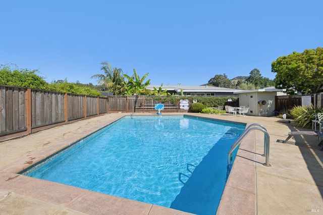 28 Royal Ct, San Rafael, CA 94901