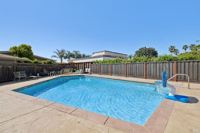 28 Royal Ct, San Rafael, CA 94901