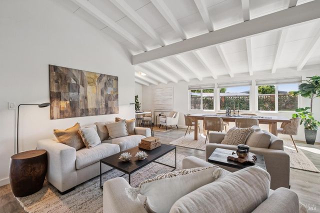 28 Royal Ct, San Rafael, CA 94901