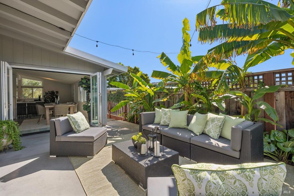 28 Royal Ct, San Rafael, CA 94901