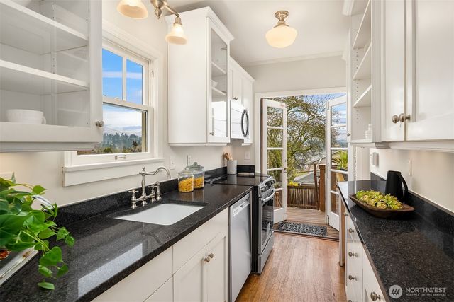 5260 18th Avenue NE, Seattle, WA 98105