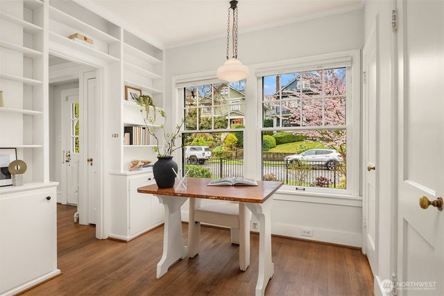 5260 18th Avenue NE, Seattle, WA 98105