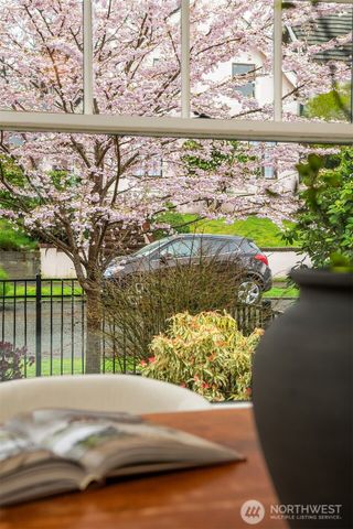 5260 18th Avenue NE, Seattle, WA 98105