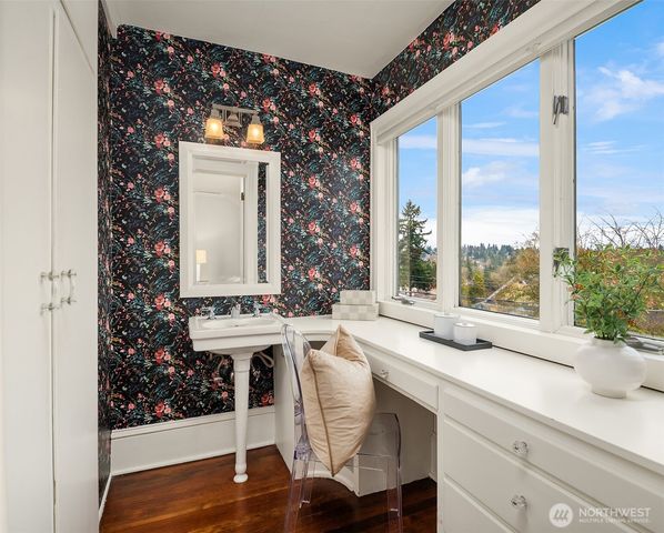 5260 18th Avenue NE, Seattle, WA 98105