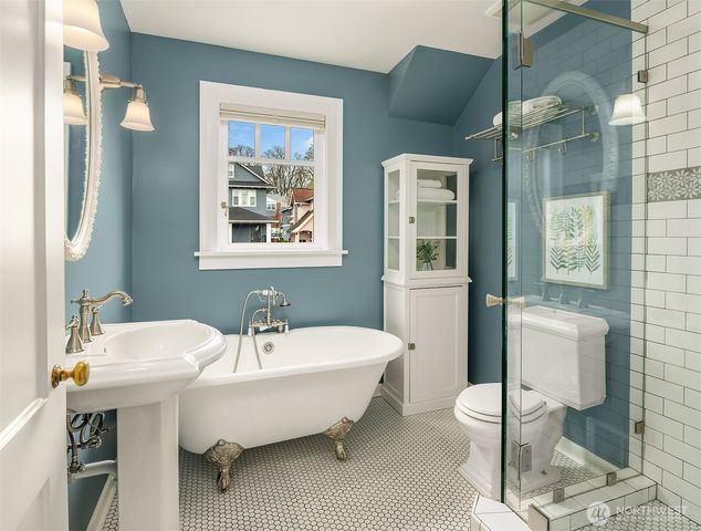 5260 18th Avenue NE, Seattle, WA 98105