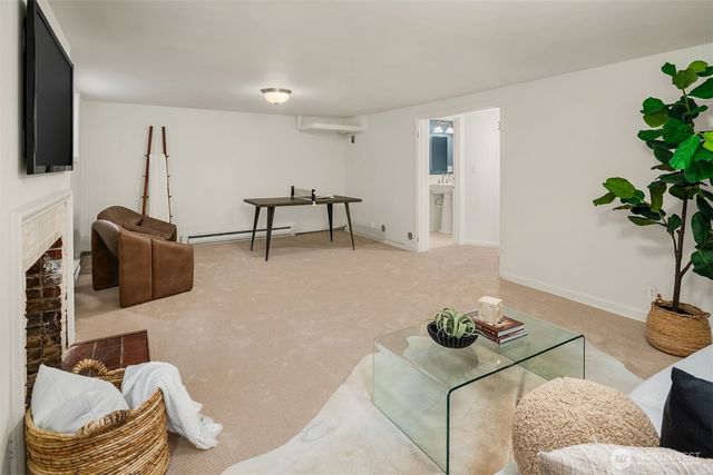 5260 18th Avenue NE, Seattle, WA 98105