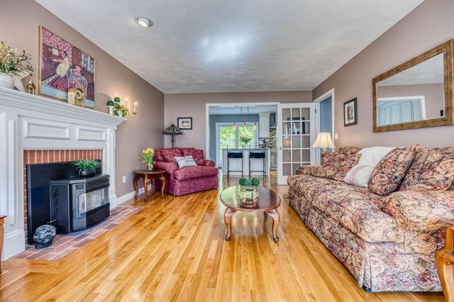 19 Bonnies Way, Hampstead, NH 03841