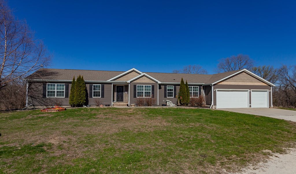 19075 Jewell Drive, Earlham, IA 50072