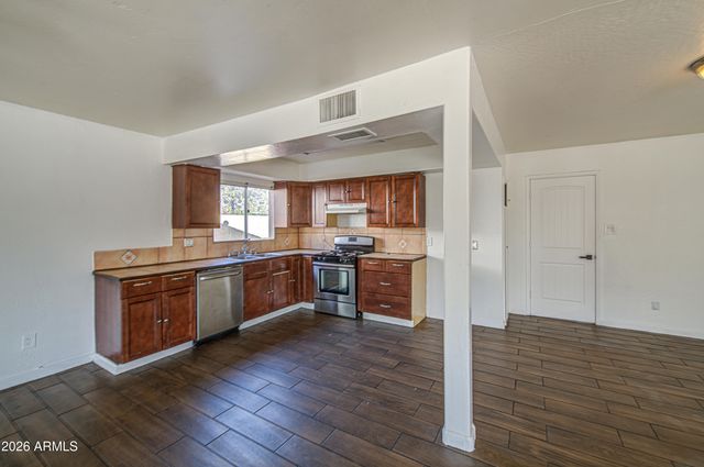 7922 W EARLL Drive, Phoenix, AZ 85033
