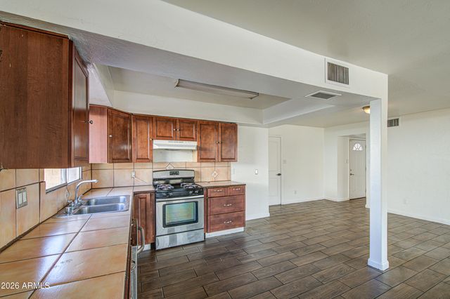 7922 W EARLL Drive, Phoenix, AZ 85033