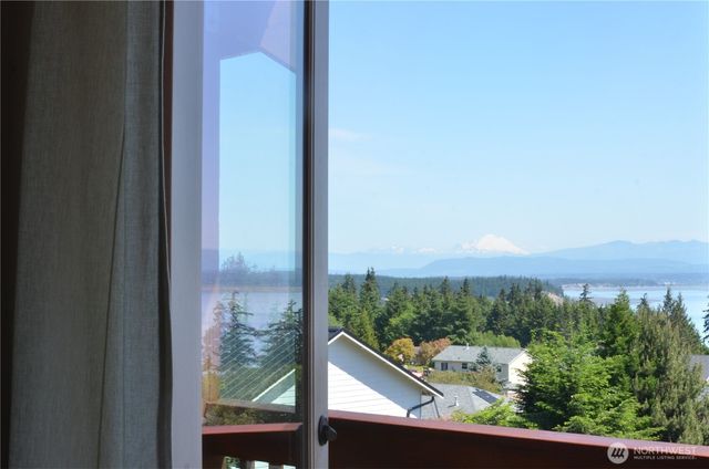 1051 Lightning Way, Camano Island, WA 98282