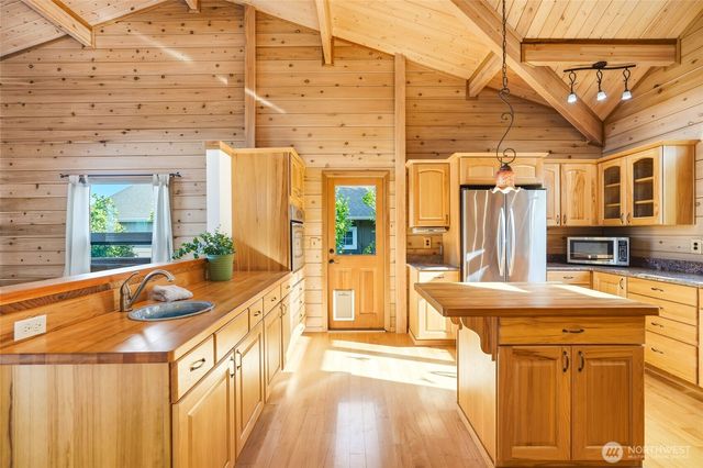 1051 Lightning Way, Camano Island, WA 98282