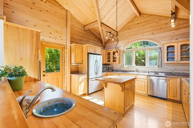 1051 Lightning Way, Camano Island, WA 98282