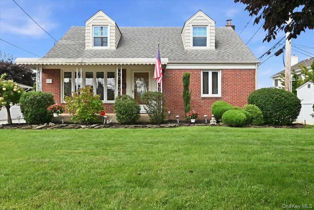 303 Caroline Avenue, Garden City South, NY 11530 — exterior