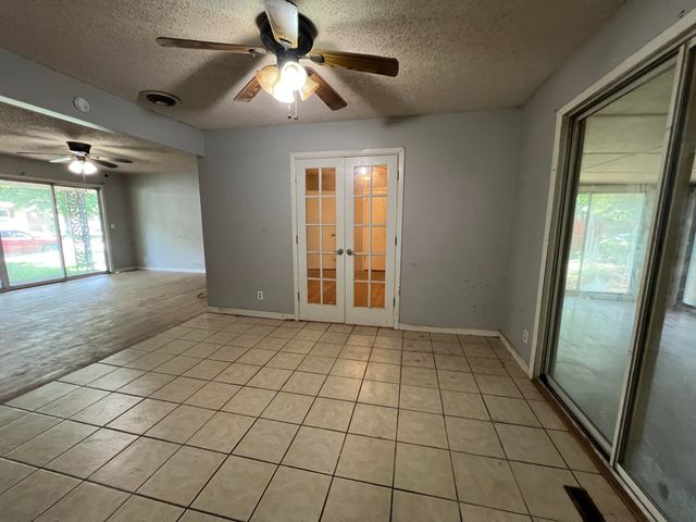 1949 S Broadway Avenue, Springfield, MO 65807