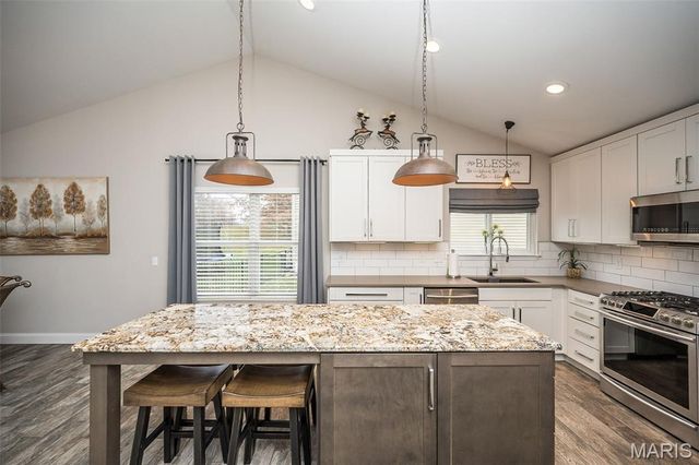 563 Beacon Point Lane, Wildwood, MO 63040