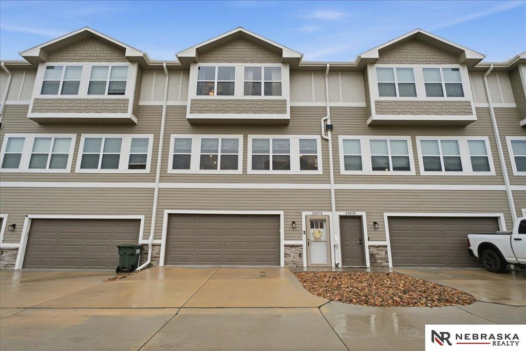 20878 T Court, Elkhorn, NE 68022